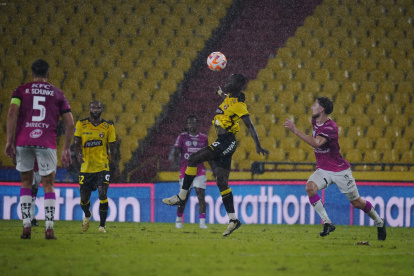 Independiente del Valle y Barcelona se enfrentan en el estadio Banco Guayaquil.