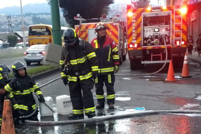 Los Bomberos de Quito limpiaron la calzada de la avenida Simón Bolívar y el tránsito se reanudó.
