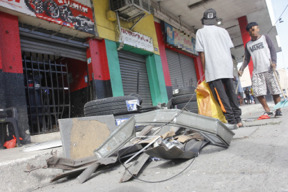 Supuestos integrantes de Los Lobos dejaron panfletos en los locales afectados por explosivos.
