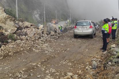 Imagen referencial. La vía Cuenca- Molleturo- El Empalme presenta puntos críticos que complican el tránsito por derrumbes y deslizamientos.