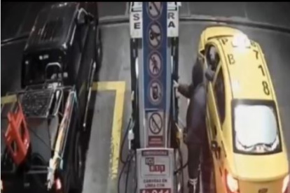 Un violento asalto quedó grabado por las cámaras de seguridad de una estación de servicio en Conocoto.