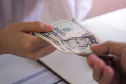 Beneficiarios del Bono de Desarrollo Humano pueden cobrar los $55 en tiendas autorizadas o bancos aliados del MIES.