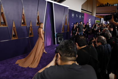 Jennifer López fue la encargada de abrir la ceremonia con un espectáculo sexy, que incluyó besos apasionados con sus bailarines masculinos y femeninos de fondo. En la foto, posa frente a la prensa.