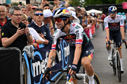 Roglic, del Red Bull–Bora–Hansgrohe, completó 16 etapas, pero no seguirá por las caídas.