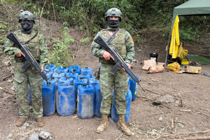 Equipos y herramientas incautados durante el operativo militar contra la minería ilegal en Calvas, provincia de Loja.
