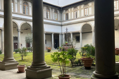 Uno de los claustros de la basílica del Santo Spirito de Florencia que los frailes agustinos intentan evitar que sea convertido en un hotel de lujo.