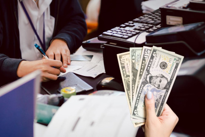 Los beneficiarios de bonos y pensiones que entrega el MIES pueden recibir la transferencia económica a través de una cuenta bancaria.