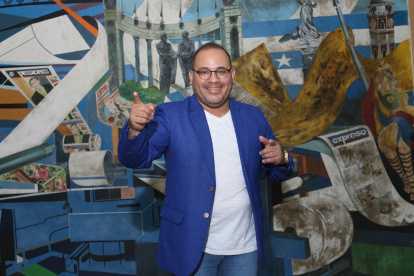 El salsero guayaquileño Adolfo Olivares, durante una visita a EXPRESO.