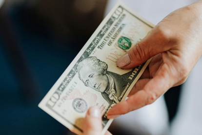 Remesas. La tercera ola migratoria ecuatoriana ha elevado a cifras récord el envío de remesas, que hoy representan el 5,3% del PIB nacional