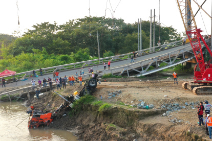 El retiro del vehículo pesado se realizó este 27 de mayo. Las labores de extracción iniciaron ayer, 26 de mayo.