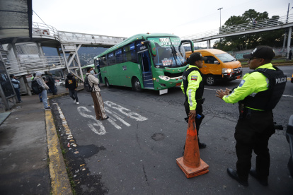 Autoridades realizan operativos diarios para verificar el cumplimiento de la medida de restricción vehicular.