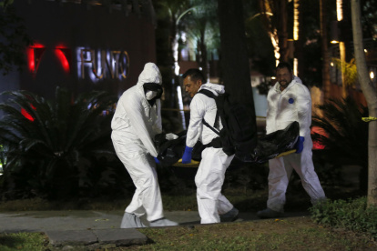 peritos forenses que cargan un cuerpo que fue encontrado en el estado de Guanajuato, México.