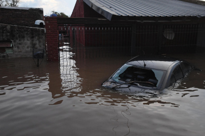 un vehículo hundido en el agua en una calle inundada en Campana, Buenos Aires (Argentina).