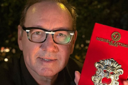 Kevin Spacey reconocido actor recibiendo el Nations Awards