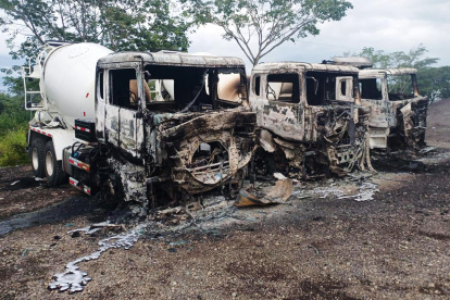 Concesión Autopista del Río Grande este lunes que muestra vehículos incinerados durante una presunta acción terrorista en Pelaya (Colombia).