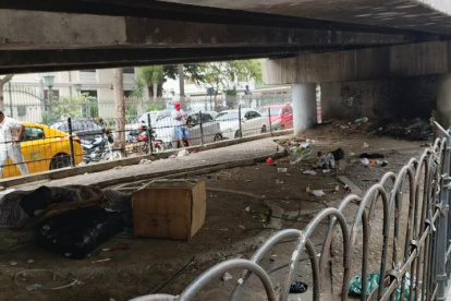 Personas en situación de indigencia frecuentan la parte baja del puente ubicado entre la avenida Olmedo y la calle Chimborazo, en el centro de Guayaquil.