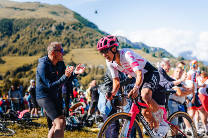 Richard Carapaz demostró su fortaleza en los ascensos de la etapa 16 del Giro.