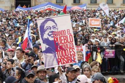 Personas mientras escuchan un discurso del presidente de Colombia, Gustavo Petro.