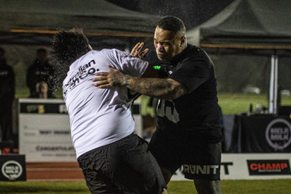 El mal llamado "juego", consiste en realizar tackles de rugby sin protección.