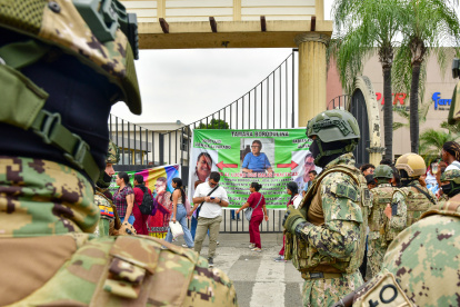 Militares acudieron a los exteriores de la Universidad Agraria, en el sur de Guayaquil, donde se registró la protesta con quema de llantas.