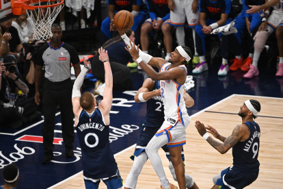 Shai Gilgeous-Alexander (C) anotó 40 puntos para OKC, todo un récord propio en playoffs.