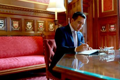 El presidente Daniel Noboa en su gira internacional. Su gobierno impulsa una reforma urgente para modernizar la contratación pública.