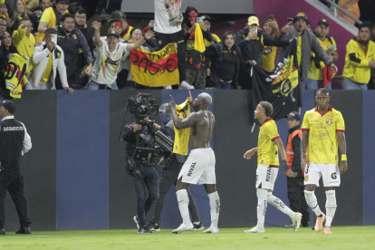 Felipe Caicedo mostró su camiseta a la hinchada torera en Chillo Jijón.