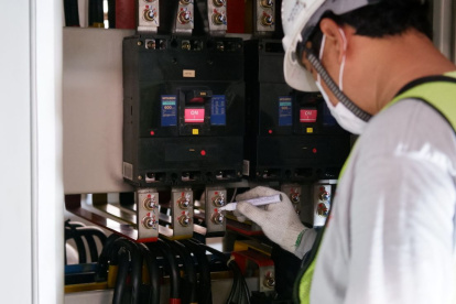 Referencial. CNEL informó que técnicos acuden a sectores perjudicados para restablecer el servicio