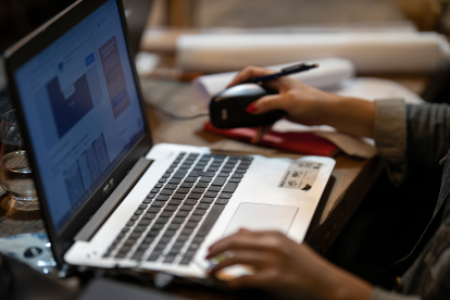 La plataforma digital de la Senescyt ha presentado fallas por el alto tráfico de usuarios, lo que obligó a extender el plazo del Registro Nacional hasta el 1 de junio de 2025.