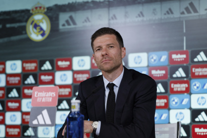 Xabi Alonso, entrenador del Real Madrid, da una rueda de prensa durante su presentación oficial en la Ciudad Deportiva del Real Madrid en Valdebebas.