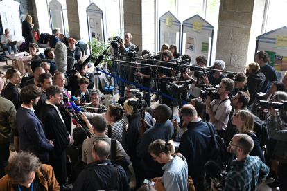 Los abogados del cirujano jubilado Joel Le Scouarnec Maxime Tessier (2.º por la izquierda) responde a las preguntas de los periodistas en el tribunal al final del juicio del cirujano jubilado Joel Le Scouarnec, acusado de agredir o violar a 299 pacientes en Vannes, noroeste de Francia, el 28 de mayo de 2025.