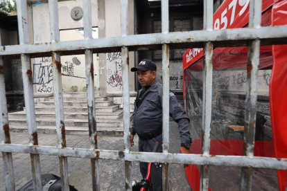 Un guardia de seguridad custodia el anfiteatro Julián Coronel, en el centro de Guayaquil.