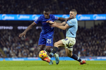 Moisés Caicedo podría ganar su primer título con Chelsea.