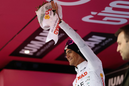 El ciclista mexicano Isaac Del Toro con el maillot blanco (Maglia Bianca) celebra en el podio tras ganar la 17ª etapa del Giro de Italia.