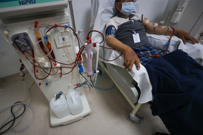 Fotografía del 16 de mayo de 2025 de un paciente en una clínica de diálisis en Quito (Ecuador).