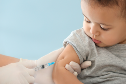 Profesionales de la salud preparan las dosis en un centro médico de Quito como parte de la jornada de vacunación por el Día del Niño.