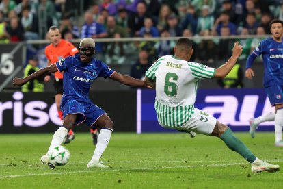 Moisés Caicedo en el momento del remate que terminó en el cuarto gol del Chelsea.
