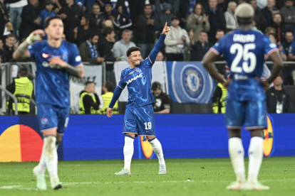 Jadon Sancho (C) of Chelsea celebrates scoring the 1-3 goal during the UEFA Europa Conference League final soccer match between Real Betis and Chelsea FC, in Wroclaw, Poland, 28 May 2025. (Polonia) EFE/EPA/Jakub Kaczmarczyk POLAND OUT
