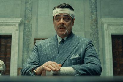 Benicio del Toro interpreta al excéntrico magnate Zsa-Zsa Korda, envuelto en intrigas y estética surrealista en la nueva obra del director Wes Anderson.