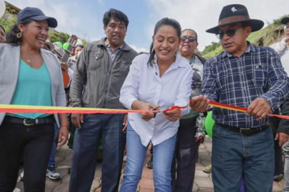 La prefecta Paola Pabón estuvo en la comunidad de Cangahuapungo. Inauguró una vía, que dijo potenciará las actividades agrícolas, el turismo y el comercio.
