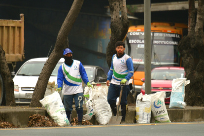 Consorcio Urvaseo se encarga de la limpieza de aceras y bordillos.