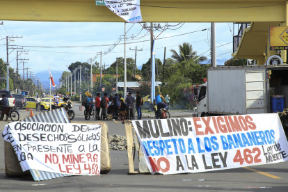 trabajadores bananeros bloqueando una carretera en Changuinola, provincia caribeña de Bocas del Toro (Panamá).