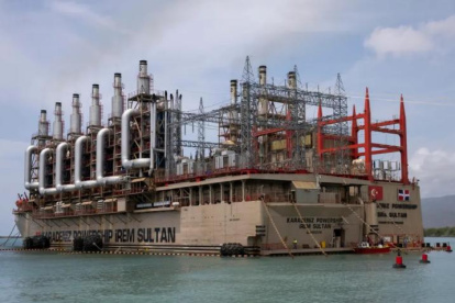 Las barcazas de generación de energía, alquiladas por el Gobierno, requieren de combustibles para operar.