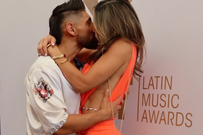 Alejandra Jaramillo y Beta Mejía muy cariñosos en los premios Heat en Colombia.