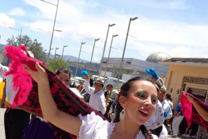 Parada. Uno de los desfiles realizados en la ciudad de Cuenca, Ecuador, que atrae la llegada de turistas.