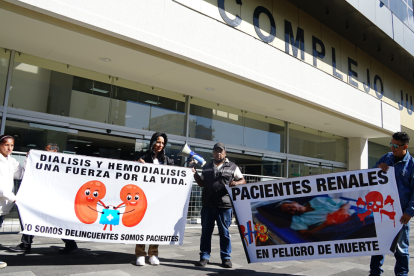 Plantón de pacientes renales en las afueras del Complejo Judicial Norte.