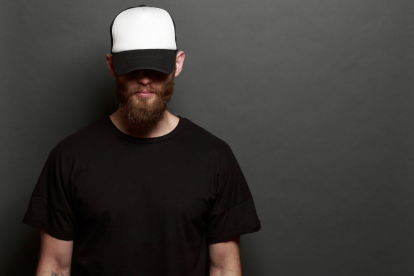 Gorras todos los días: entre la moda, la comodidad y el lenguaje no verbal.