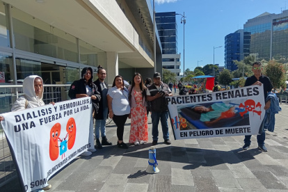 Pacientes renales exigen al Estado saldar millonaria deuda con clínicas de diálisis.
