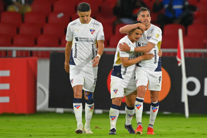 Jugadores de Liga de Quito durante el partido de fútbol de la fase de grupos de la Copa Libertadores contra Central Córdoba en el estadio Rodrigo Paz Delgado en Quito, Ecuador.
