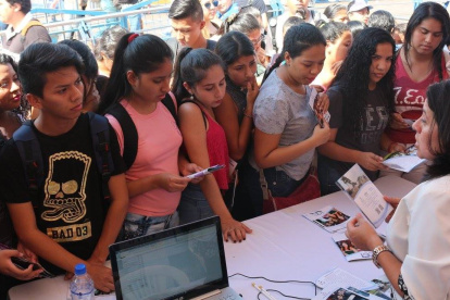 Foto referencial. A los estudiantes les preocupa no alcanzar a inscribirse para postular a la Universidad de Guayaquil.